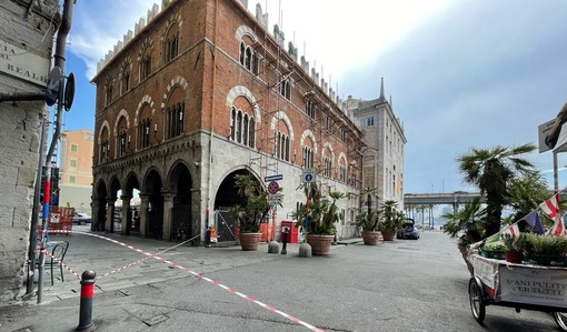 Allarme bomba vicino palazzo San Giorgio, un trolley abbandonato fa scattare i controlli (Foto e video diretta) Allarme bomba vicino palazzo San Giorgio, un trolley abbandonato fa scattare i controlli (Foto e video diretta)