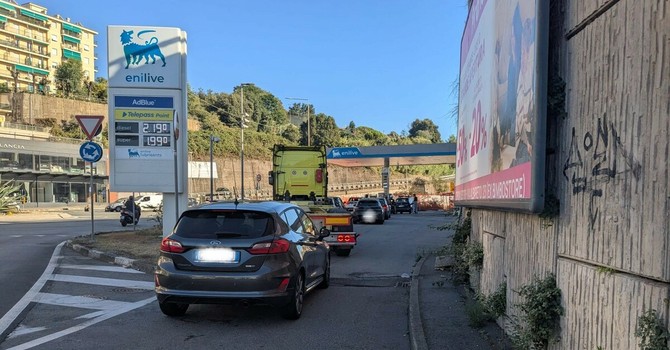 Carburanti, anche a Genova arriva il taglio dei prezzi di benzina e diesel dell'Eni: code (non eccessive) alle stazioni Carburanti, anche a Genova arriva il taglio dei prezzi di benzina e diesel dell'Eni: code (non eccessive) alle stazioni