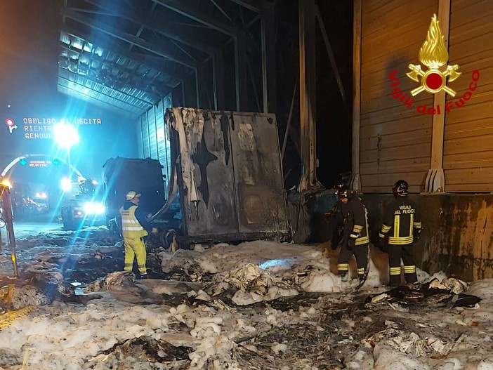 A10, riaperto all’alba il tratto tra Genova Aeroporto e Pegli dopo l’incendio del camion: si viaggia su una sola corsia