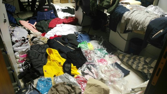 Abbigliamento sportivo contraffatto: sequestro al mercato di piazza Palermo Abbigliamento sportivo contraffatto: sequestro al mercato di piazza Palermo