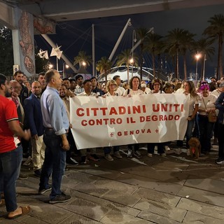 Angeli del Centro Storico, dopo la camminata la denuncia: “Manifestanti aggrediti alle spalle”