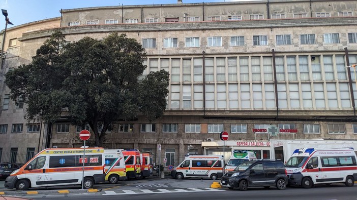 Ambulanze bloccate al Galliera, mattinata difficile per i pronto soccorso genovesi