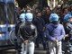 Genova, scontri durante presidio antifascista: il VIDEO della carica della Polizia