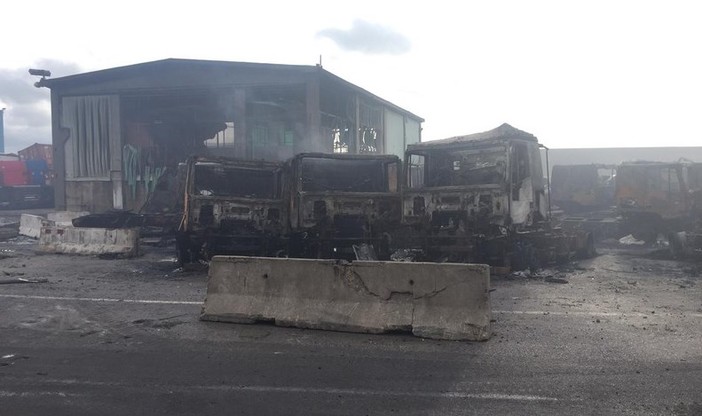 Il "cimitero" di auto dopo il rogo nel porto di Savona: 1000 veicoli distrutti Il "cimitero" di auto dopo il rogo nel porto di Savona: 1000 veicoli distrutti