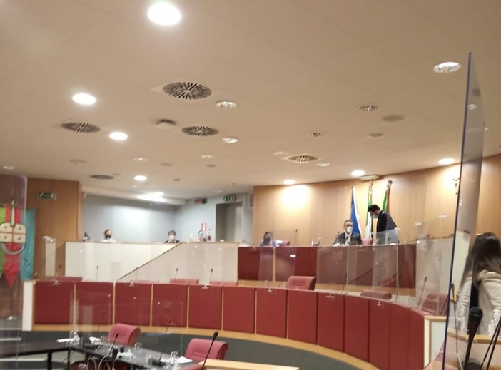 Nella foto: la sala consiliare semivuota Nella foto: la sala consiliare semivuota