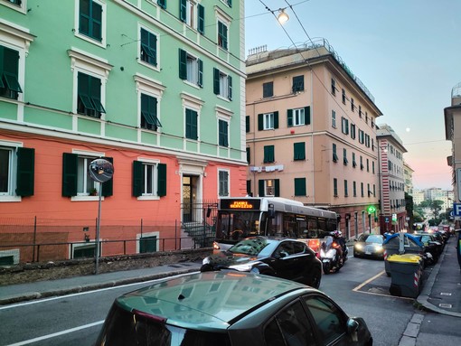 Autobus in avaria, rallentamenti in corso Dogali (foto)