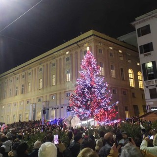 Con l'accensione del grande albero di piazza De Ferrari iniziano ufficialmente le feste a Genova e in Liguria (Foto e video)