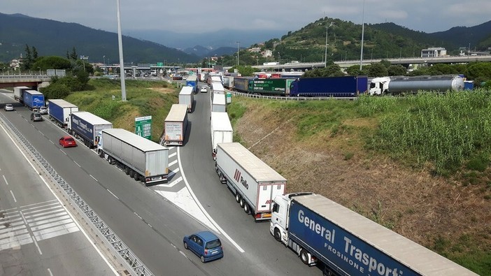 Stop ai motori accesi nelle soste, l'allarme dei camionisti: “In cabina oltre 40 gradi, a rischio salute e sicurezza” Stop ai motori accesi nelle soste, l'allarme dei camionisti: “In cabina oltre 40 gradi, a rischio salute e sicurezza”