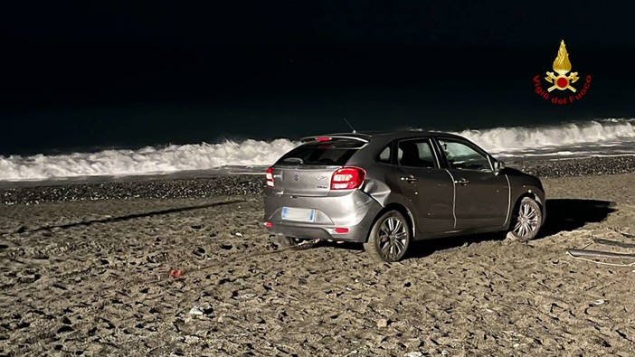 Parcheggio 'creativo' sulla spiaggia di Voltri, auto abbandonata sul bagnasciuga