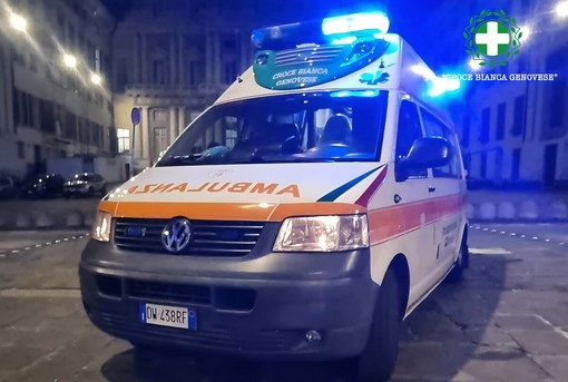 Centro storico, in overdose per mix di alcol e psicofarmaci: 21enne in codice rosso al Galliera