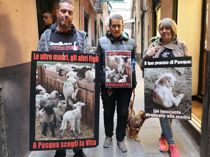 Vegani nei vicoli per lanciare un appello in occasione delle feste pasquali