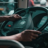 San Fruttuoso, auto taglia la strada a un bus e l’autista frena bruscamente: quattro feriti