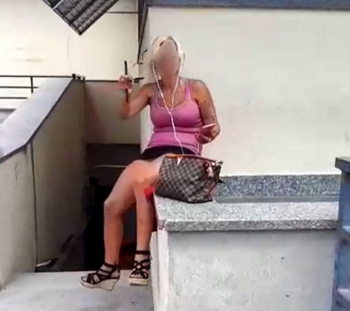 Atti osceni in luogo pubblico, prostituzione e daspo urbano: sanzionata dalla polizia locale la donna &quot;senza veli&quot; dell'autoparco di Savona
