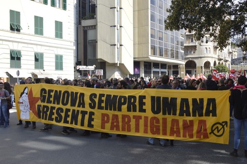 Genova, scontri destra-sinistra durante manifestazione antifascista: arriva la carica della Polizia
