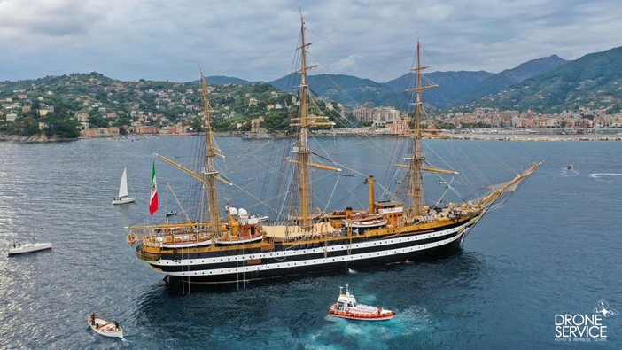 L’Amerigo Vespucci, 'la nave più bella del mondo' è nello specchio acqueo antistante Rapallo, "una giornata storica per la Città"