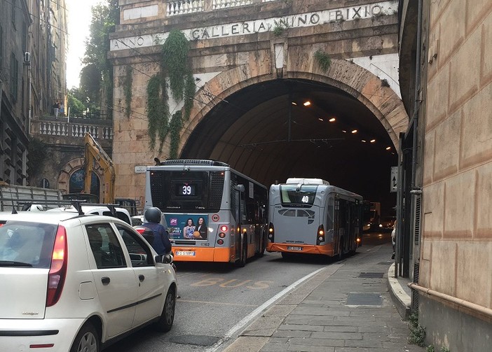 Autobus in panne all'imbocco della galleria Nino Bixio, traffico in tilt