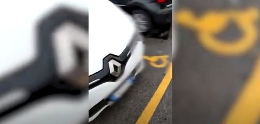 Genova, nella giornata dedicata ai disabili al luna park, decine di auto parcheggiate nei posti per invalidi, senza contrassegno (VIDEO) Genova, nella giornata dedicata ai disabili al luna park, decine di auto parcheggiate nei posti per invalidi, senza contrassegno (VIDEO)
