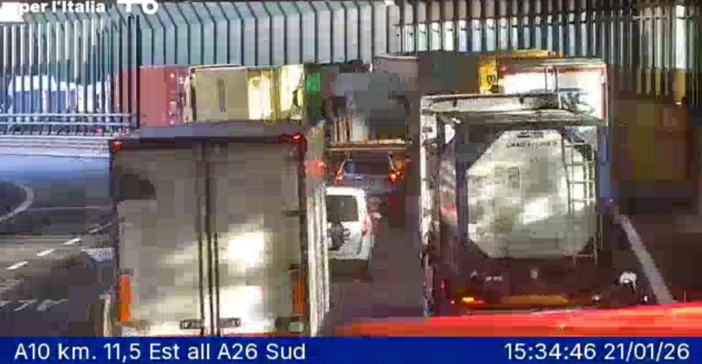 Sciopero dei portuali, autostrade nel caos: traffico in tilt sull’A10 Sciopero dei portuali, autostrade nel caos: traffico in tilt sull’A10