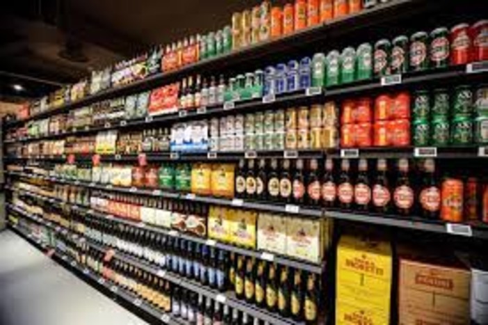 Ubriaco ruba alcolici da un supermercato e si oppone ai Carabinieri: arrestato Ubriaco ruba alcolici da un supermercato e si oppone ai Carabinieri: arrestato