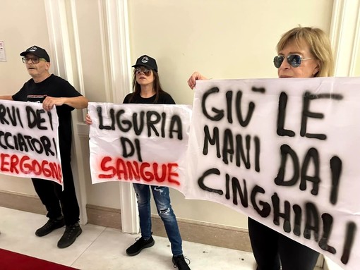 Animalisti fanno irruzione in Regione: “Protestiamo per opporci al biocidio dei cinghiali” Animalisti fanno irruzione in Regione: “Protestiamo per opporci al biocidio dei cinghiali”