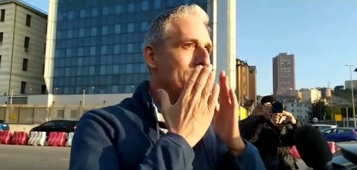 "Loro sono i migliori", assistente di volo Alitalia in cassa integrazione, solidale con i portuali di Genova (VIDEO)