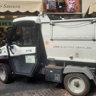 Colpo di calore, dipendente Amiu finisce contro una vetrina con il mezzo di servizio