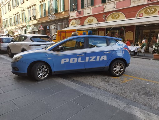Aggrediscono un passante per rubargli il telefono in via Fanti d'Italia: due arresti nella notte
