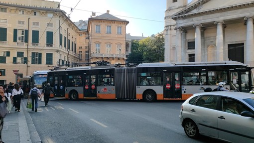 Autobus in panne, traffico in tilt in piazza della Nunziata (Foto)
