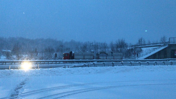 Neve e vento forte in autostrada: uscita consigliata per i telonati