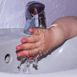 Non solo anziani, il grande caldo in arrivo un rischio anche per i più piccoli: i consigli di Alisa