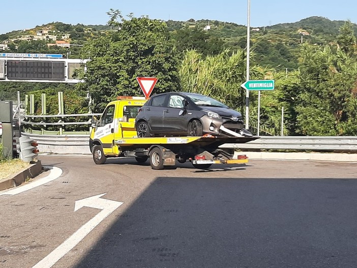 Incidente sulla A10 tra Albisola e Savona: un'auto cappottata (FOTO)