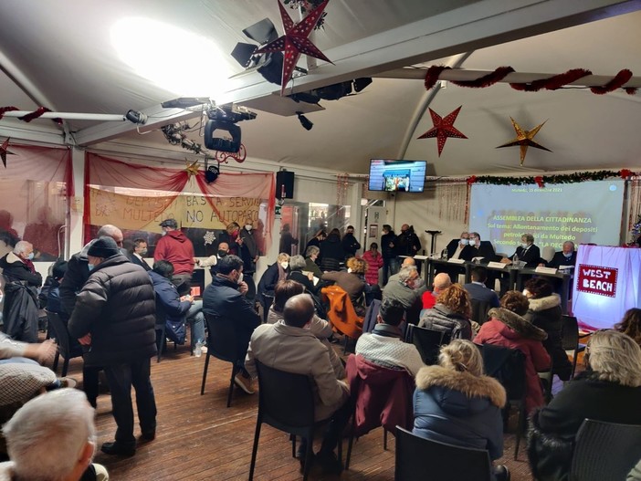 Multedo, ieri l'assemblea sul trasferimento dei depositi chimici, Bucci: "Sarà la cittadinanza a dire cosa fare delle aree"