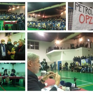 Petrolchimico, Bucci fischiato all'assemblea al Buranello: "Fai gli interessi delle aziende" (FOTO e VIDEO)