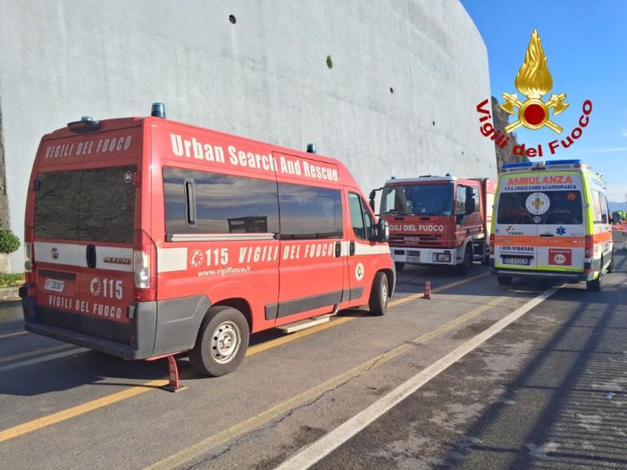 Frana sull'Aurelia, ancora in corso le operazioni dei vigili del fuoco alla ricerca di persone e di rimozione dei detriti Frana sull'Aurelia, ancora in corso le operazioni dei vigili del fuoco alla ricerca di persone e di rimozione dei detriti