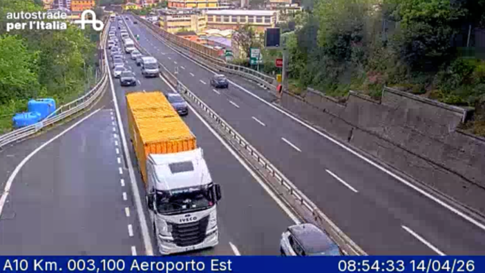 Pioggia e asfalto viscido, raffica di incidenti all’alba: scooter a terra, camion in difficoltà e code in autostrada