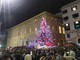 Con l'accensione del grande albero di piazza De Ferrari iniziano ufficialmente le feste a Genova e in Liguria (Foto e video)