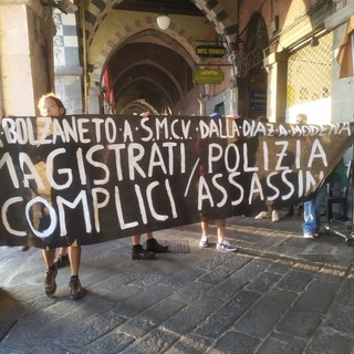 "Magistrati polizia complici assassini", la protesta degli anarchici in centro a Genova