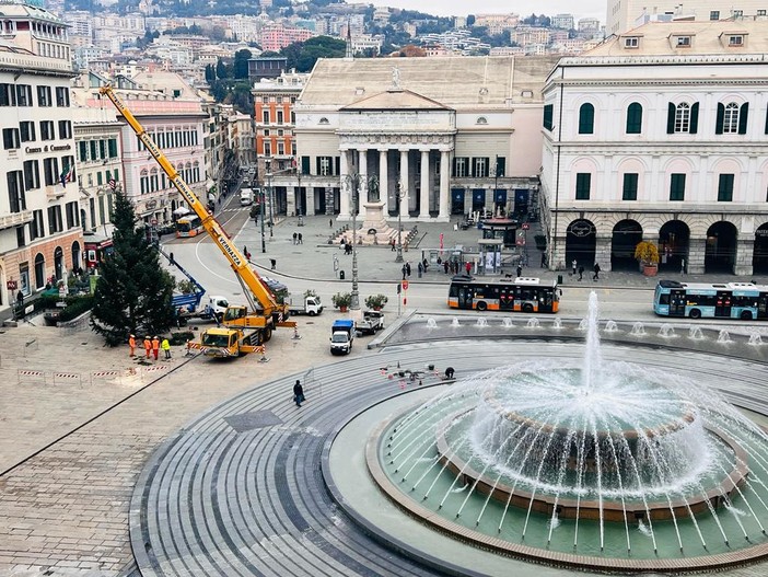 Natale a Genova, alle 17.20 l'accensione del grande albero in piazza De Ferrari