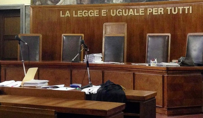 Ignora e maltratta i figli di uno e tre anni perché 'distratta' dal cellulare: madre a processo Ignora e maltratta i figli di uno e tre anni perché 'distratta' dal cellulare: madre a processo