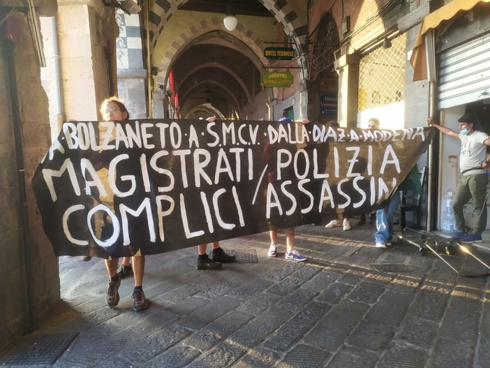 "Magistrati polizia complici assassini", la protesta degli anarchici in centro a Genova "Magistrati polizia complici assassini", la protesta degli anarchici in centro a Genova