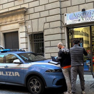 Non riesce a prenotare un volo urgente e prende a sediate il titolare dell'agenzia di viaggi: denunciato