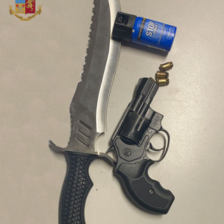 Cornigliano: pregiudicato sorpreso fuori casa con una bomboletta di gas cs non consentita in Italia