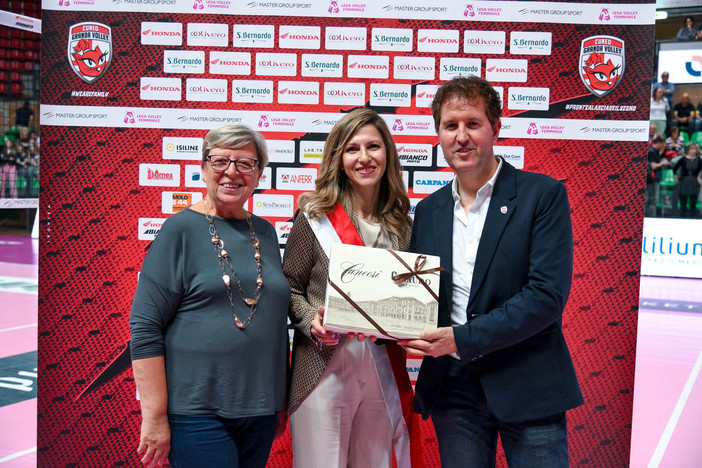 Silvia Morais con Federica Minarelli ed il presidente della società cuneese Patrizio Bianco Silvia Morais con Federica Minarelli ed il presidente della società cuneese Patrizio Bianco