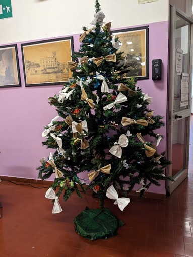 Mascherine inutlizzate, gli allievi del Bergese le trasformano in decorazioni per l'albero di Natale