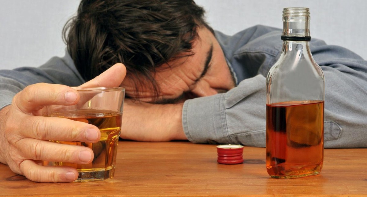 Circa il 20% dei liguri consuma alcol, fuma e fa una vita sedentaria. I dati di Alisa
