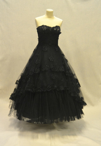 Moda e tessuti ai Musei di Strada Nuova: le mostre dal fashion design ai merletti a Palazzo Bianco