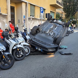 Auto si cappotta in via Gobetti: una donna ferita, traffico in tilt