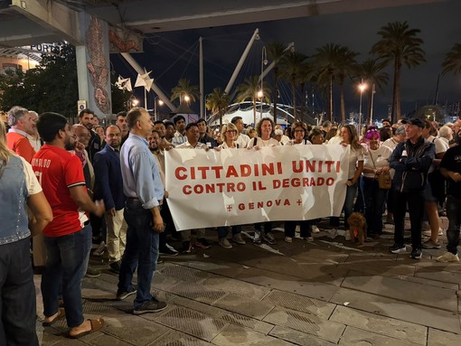Angeli del Centro Storico, dopo la camminata la denuncia: “Manifestanti aggrediti alle spalle” Angeli del Centro Storico, dopo la camminata la denuncia: “Manifestanti aggrediti alle spalle”