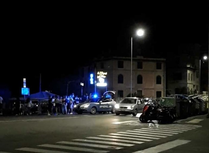 Mala movida ai giardini di Quinto, risse, urla e schiamazzi di migliaia di giovani, un ragazzino in coma etilico Mala movida ai giardini di Quinto, risse, urla e schiamazzi di migliaia di giovani, un ragazzino in coma etilico