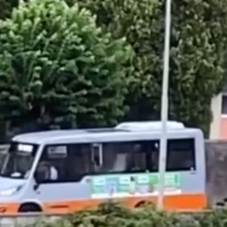 Linea 71, dopo la rissa e la sassaiola scatta la scorta della polizia locale. Salis: "Chiediamo urgentemente un tavolo prefettizio"